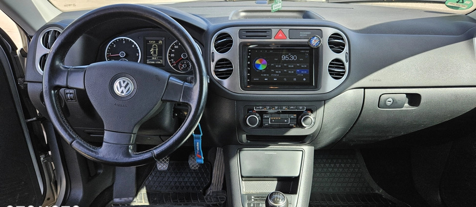 Volkswagen Tiguan cena 33500 przebieg: 240000, rok produkcji 2010 z Nidzica małe 79
